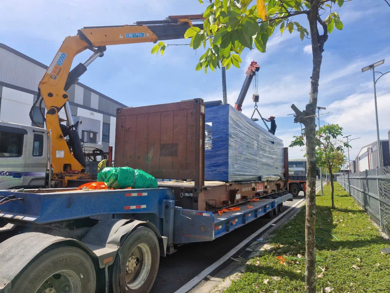 Xe đầu kéo vận chuyển hàng siêu trường siêu trọng tại Long An