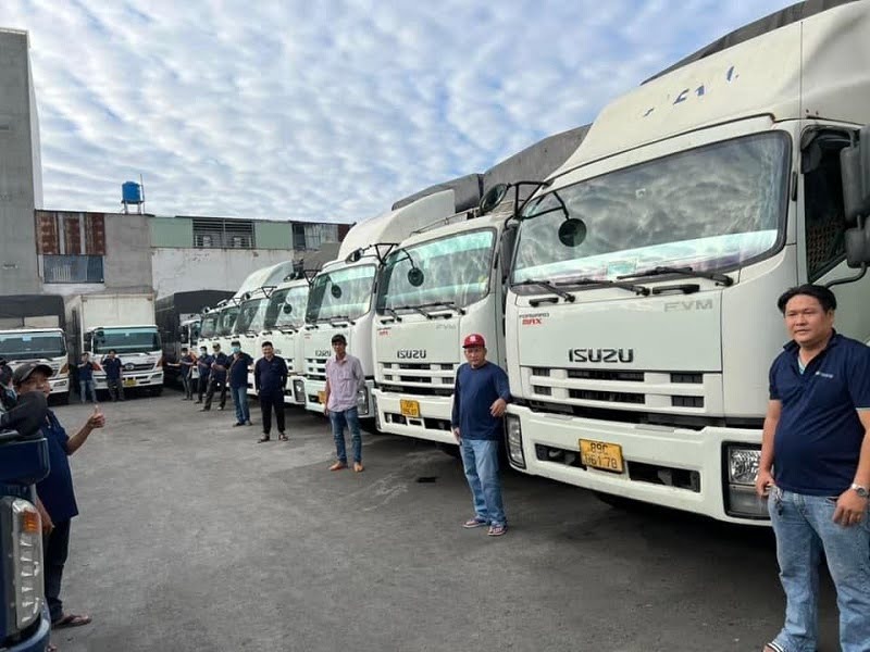 Đội xe hiện đại phục vụ dịch vụ vận chuyển hàng tại Tây Ninh đi Hòa Bình. Đội xe hiện đại phục vụ dịch vụ vận chuyển hàng tại Tây Ninh đi Hòa Bình.