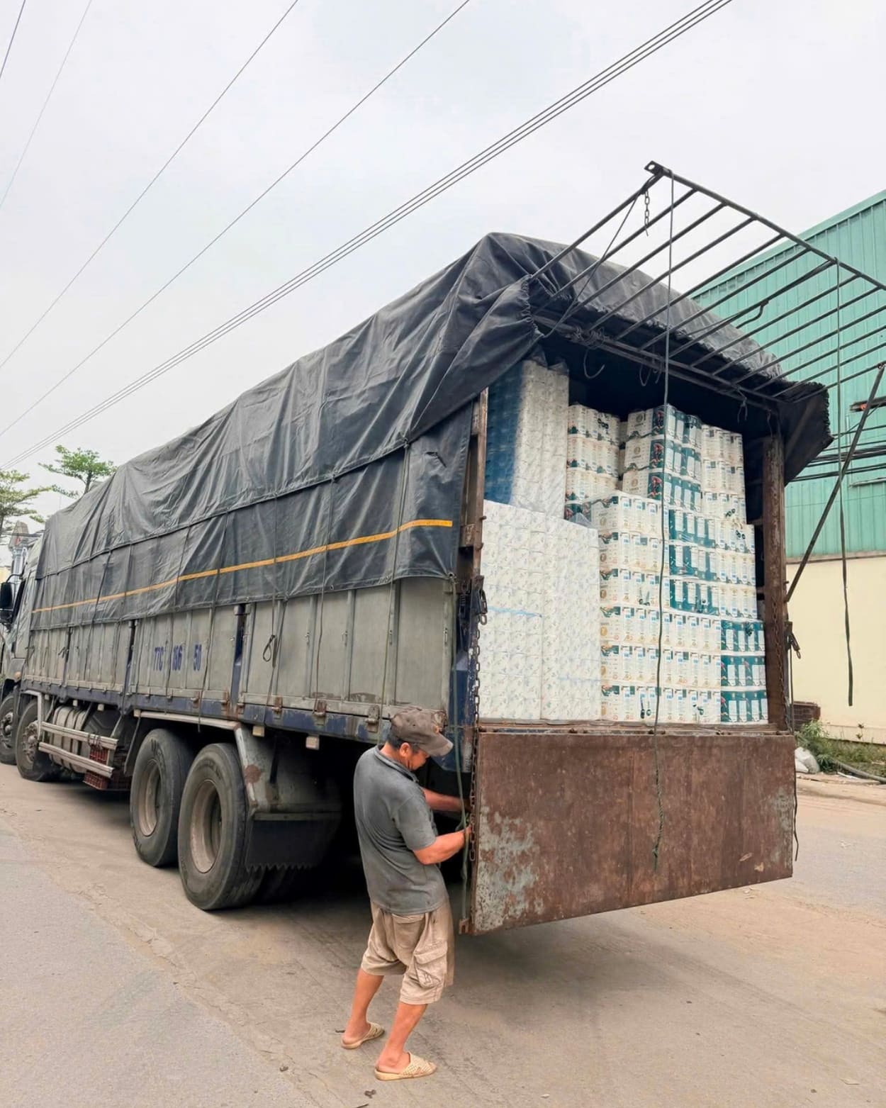 Kiểm tra kỹ thuật và chằng buộc hàng hóa an toàn trước khi vận chuyển đi Hải Phòng.