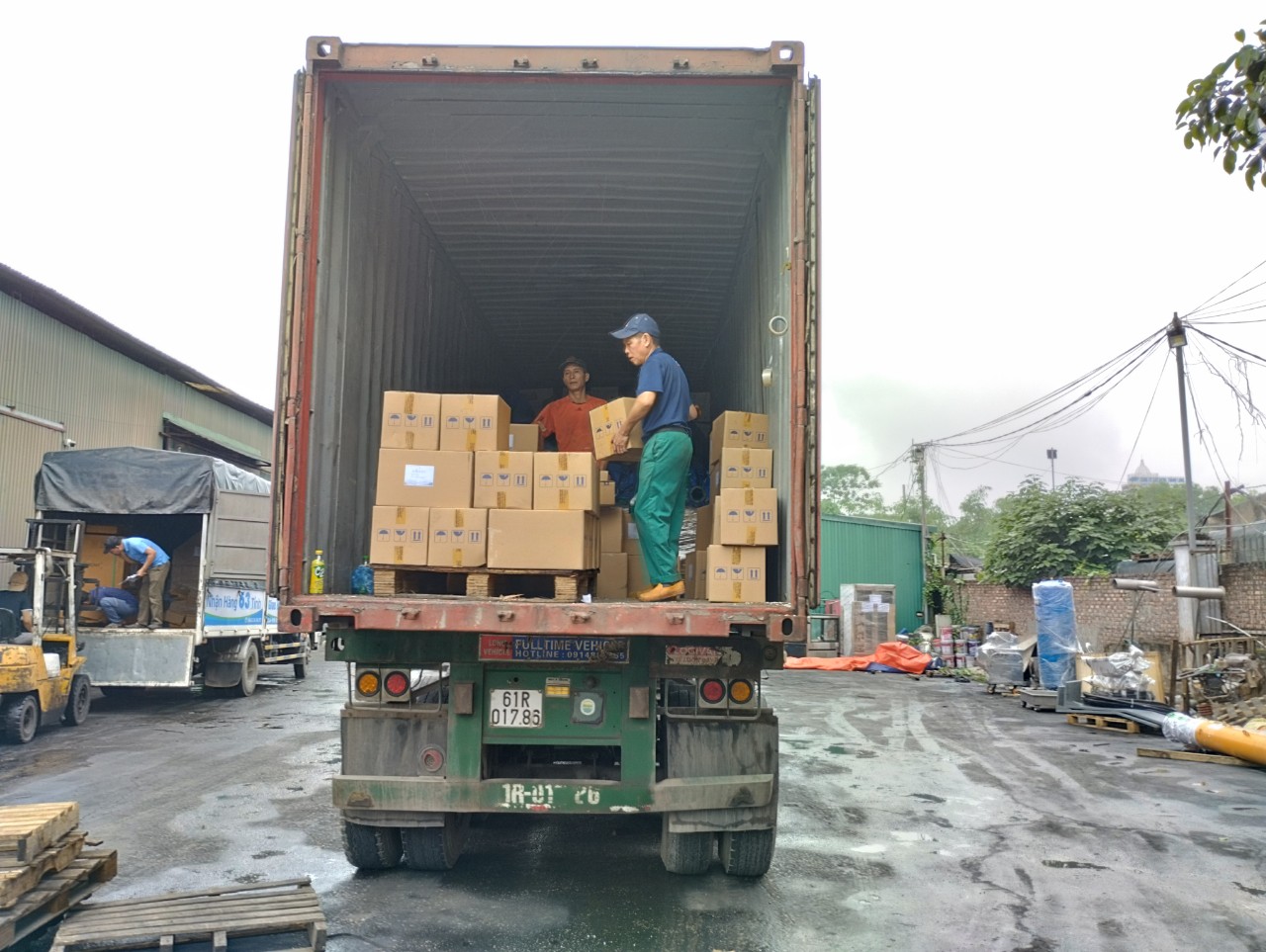xe-dau-keo-container-45-feet-chuyen-van-chuyen-hang-tieu-dung-cong-nghiep