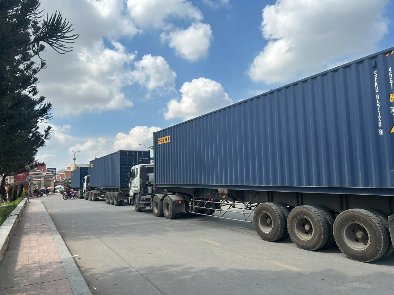 Xe Đầu Kéo Container Chuyên Chạy Tuyến Bắc Ninh Đi TP HCM, nhận vận chuyển hàng công nghiệp, hàng tiêu dùng, máy móc, thiết bị và hàng đóng pallet an toàn. xe-dau-keo-container-chuyen-chay-bac-ninh-di-tp-hcm-van-chuyen-hang