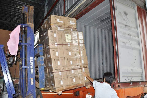 xe-nang-boc-xep-hang-hoa-len-container-van-chuyen-bac-ninh-di-binh-phuoc