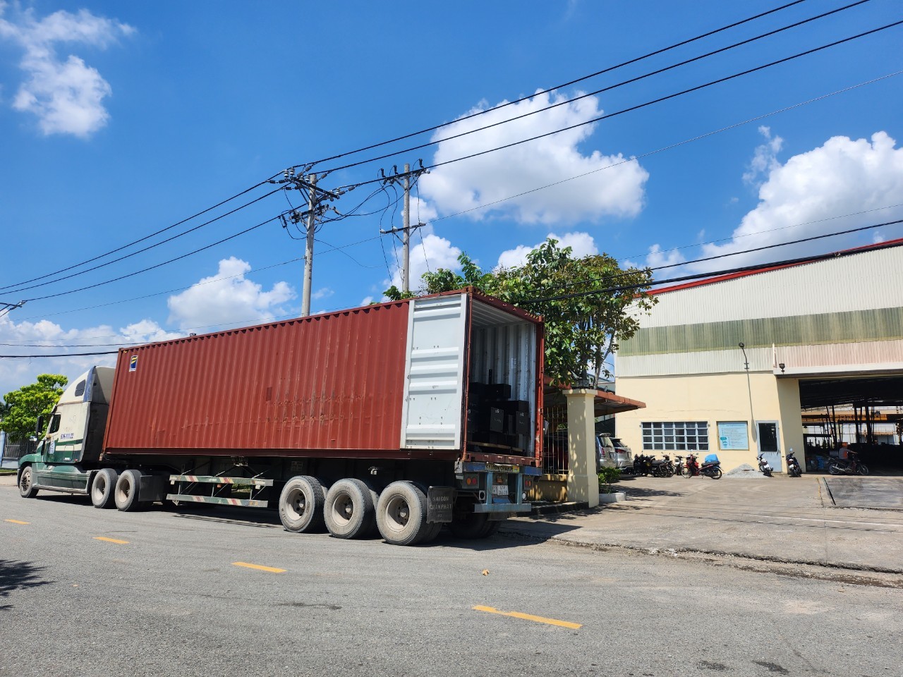 Xe Đầu Kéo Container Nhận Hàng Tại Kho Bắc Ninh, tiếp nhận hàng tiêu dùng, sắp xếp lên container và vận chuyển đi Bình Thuận an toàn, đúng tiến độ giao hàng. Xe Đầu Kéo Container Nhận Hàng Tại Kho Bắc Ninh Vận Chuyển Đi Bình Thuận