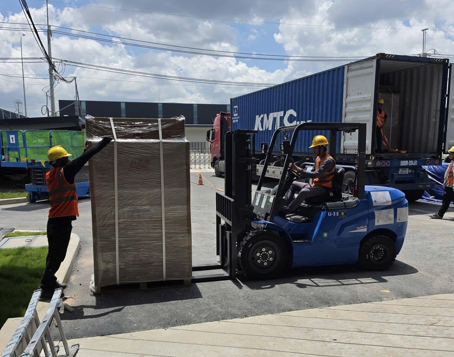 Bốc Xếp Hàng Hóa Đóng Kiện Lên Xe Container Tại Kho Bắc Ninh Đi Bình Thuận, sắp xếp hàng hóa gọn gàng, cố định chắc chắn trước khi vận chuyển đường dài. boc-xep-hang-hoa-dong-kien-len-xe-container-tai-kho-bac-ninh-di-binh-thuan