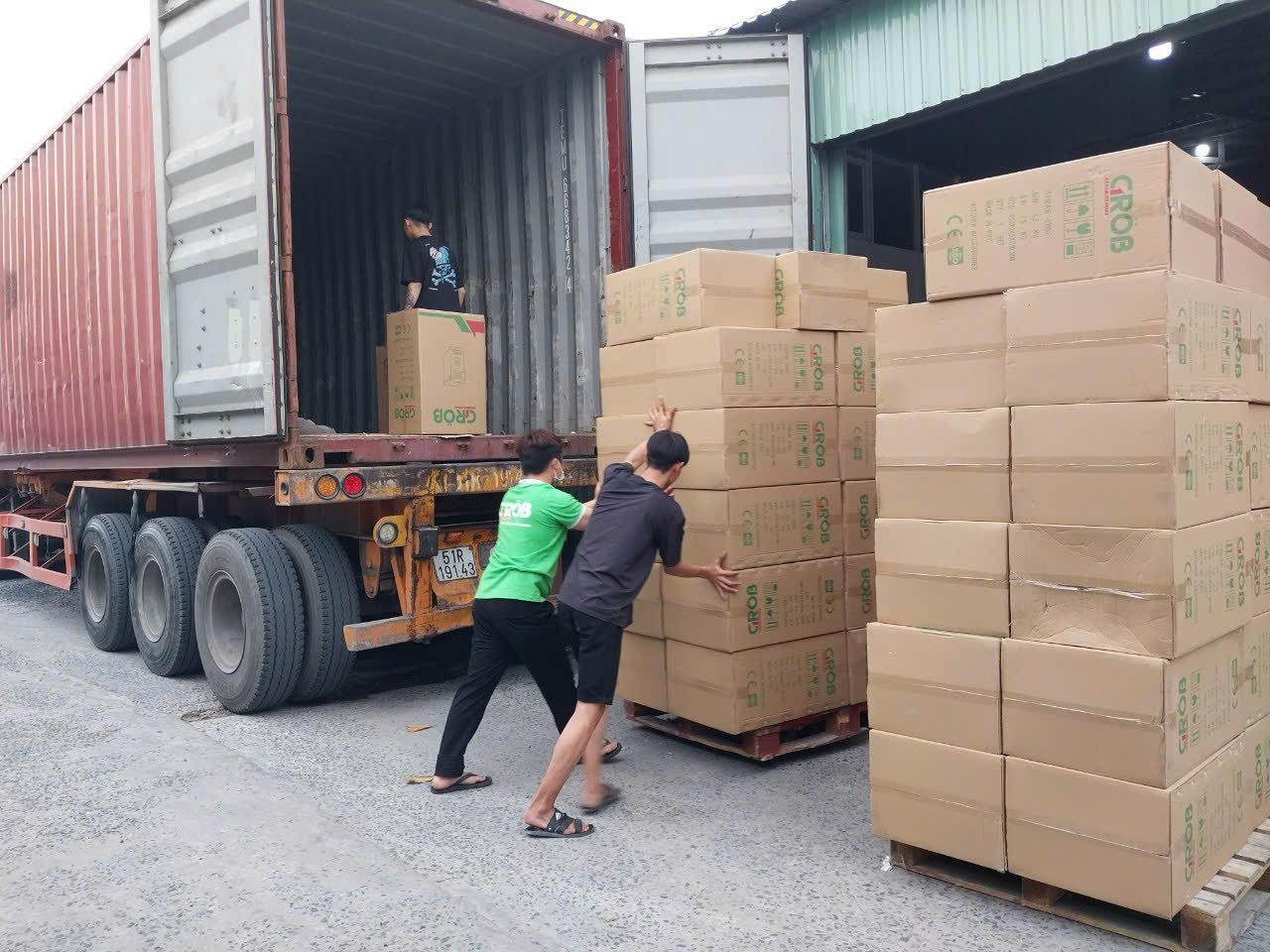Bốc Xếp Hàng Hóa Lên Xe Container Tại Nhà Máy Bắc Ninh, hàng hóa được sắp xếp gọn gàng, cố định chắc chắn trước khi vận chuyển đường dài đi Ninh Thuận an toàn. boc-xep-hang-hoa-len-xe-container-tai-nha-may-bac-ninh
