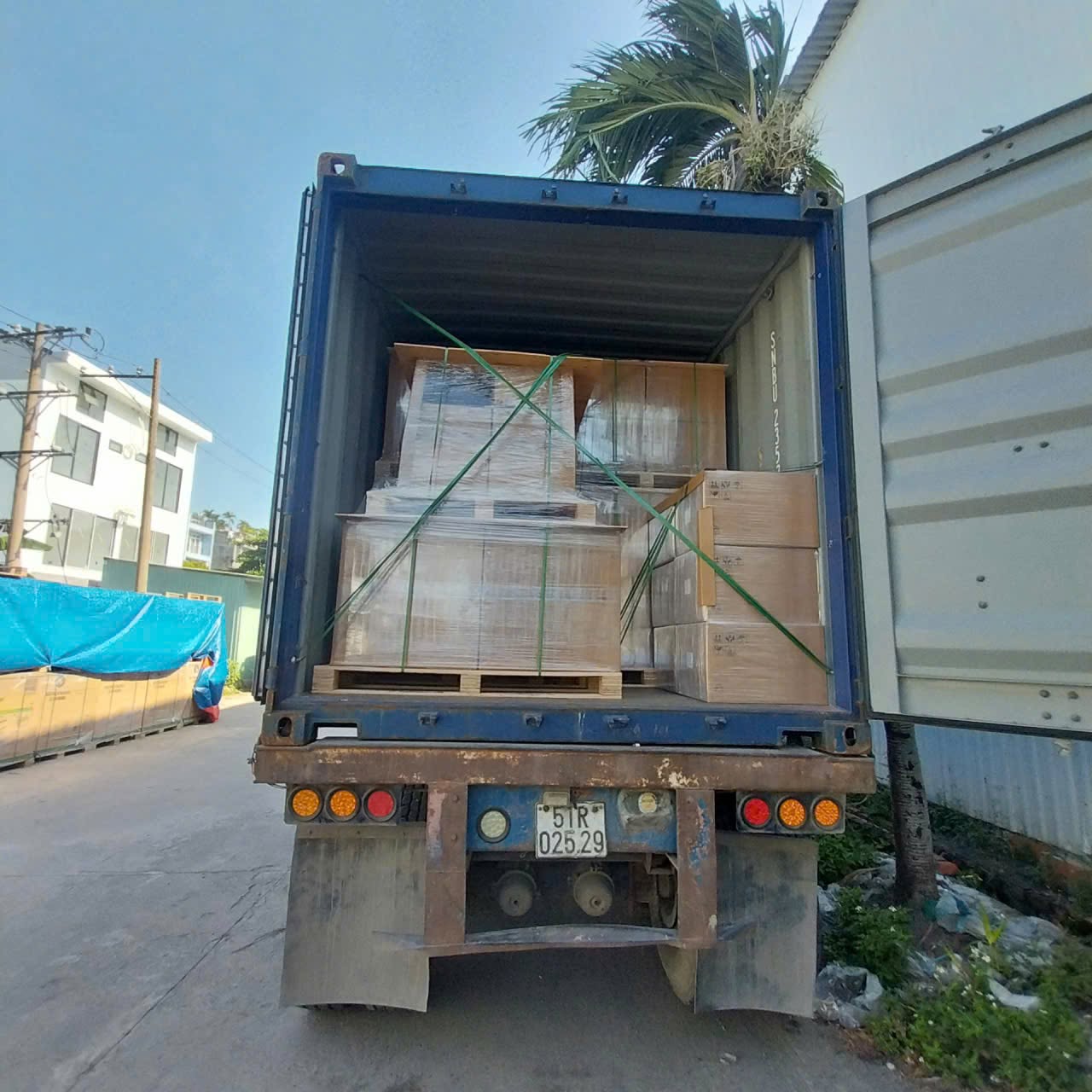 Đóng Hàng Chằng Buộc Hàng Hóa Trên Xe Container Tại Nhà Máy Bắc Ninh, sắp xếp hàng hóa chắc chắn, chằng buộc cẩn thận trước khi vận chuyển đi Ninh Thuận an toàn. dong-hang-chang-buoc-hang-hoa-tren-xe-container-tai-nha-may-bac-ninh-di-ninh-thuan