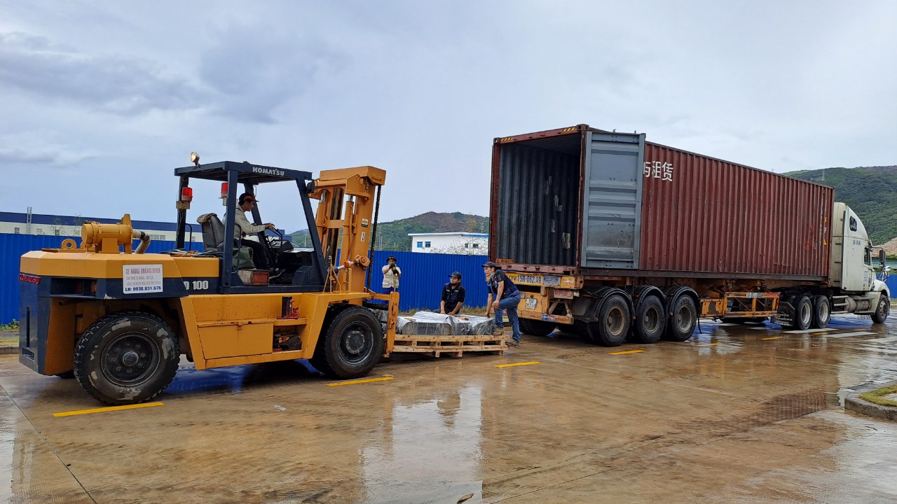 giao-hang-thiet-bi-dong-kien-tai-kho-kon-tum-tu-bac-ninh-bang-xe-container