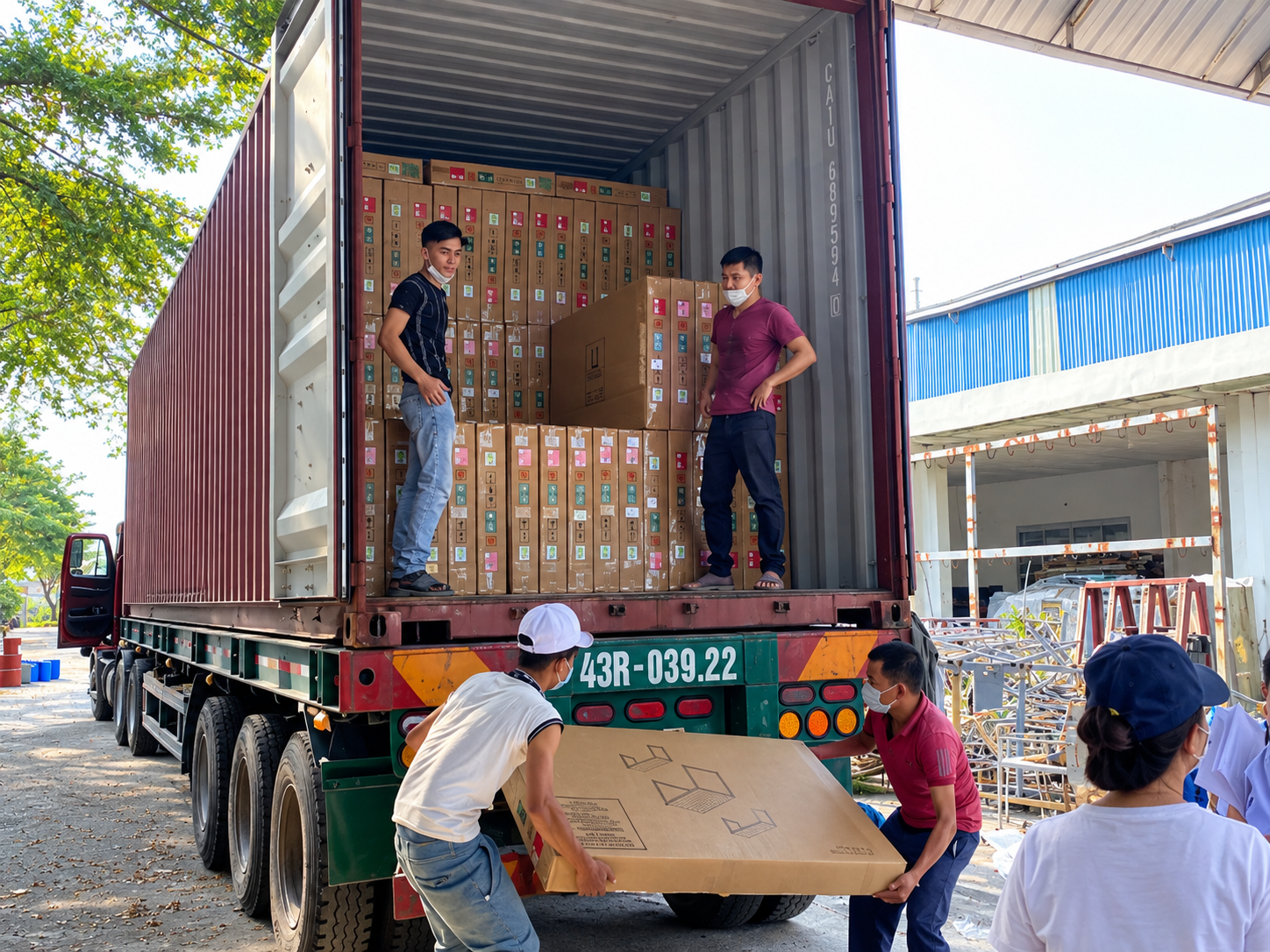 hang-san-tai-kho-bac-ninh-cho-xe-container-den-nhan-van-chuyen-di-kon-tum
