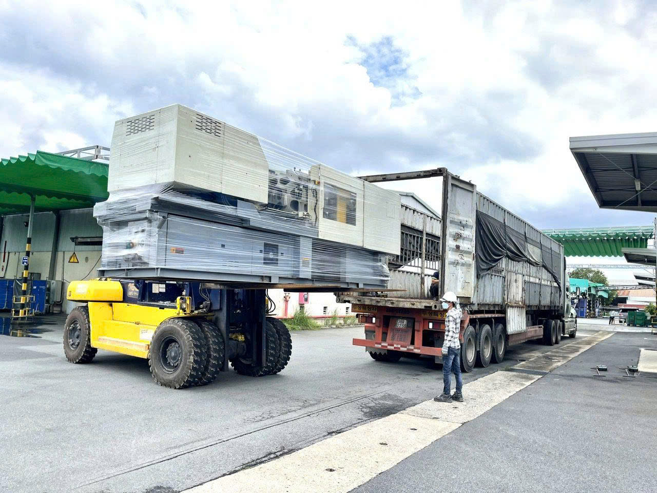 Nhận Hàng Máy Móc Công Nghiệp Tại Nhà Máy Bắc Ninh, hàng hóa được tập kết, đóng kiện và sắp xếp lên container để vận chuyển đi Ninh Thuận an toàn. nhan-hang-may-moc-cong-nghiep-tai-nha-may-bac-ninh-van-chuyen-di-ninh-thuan