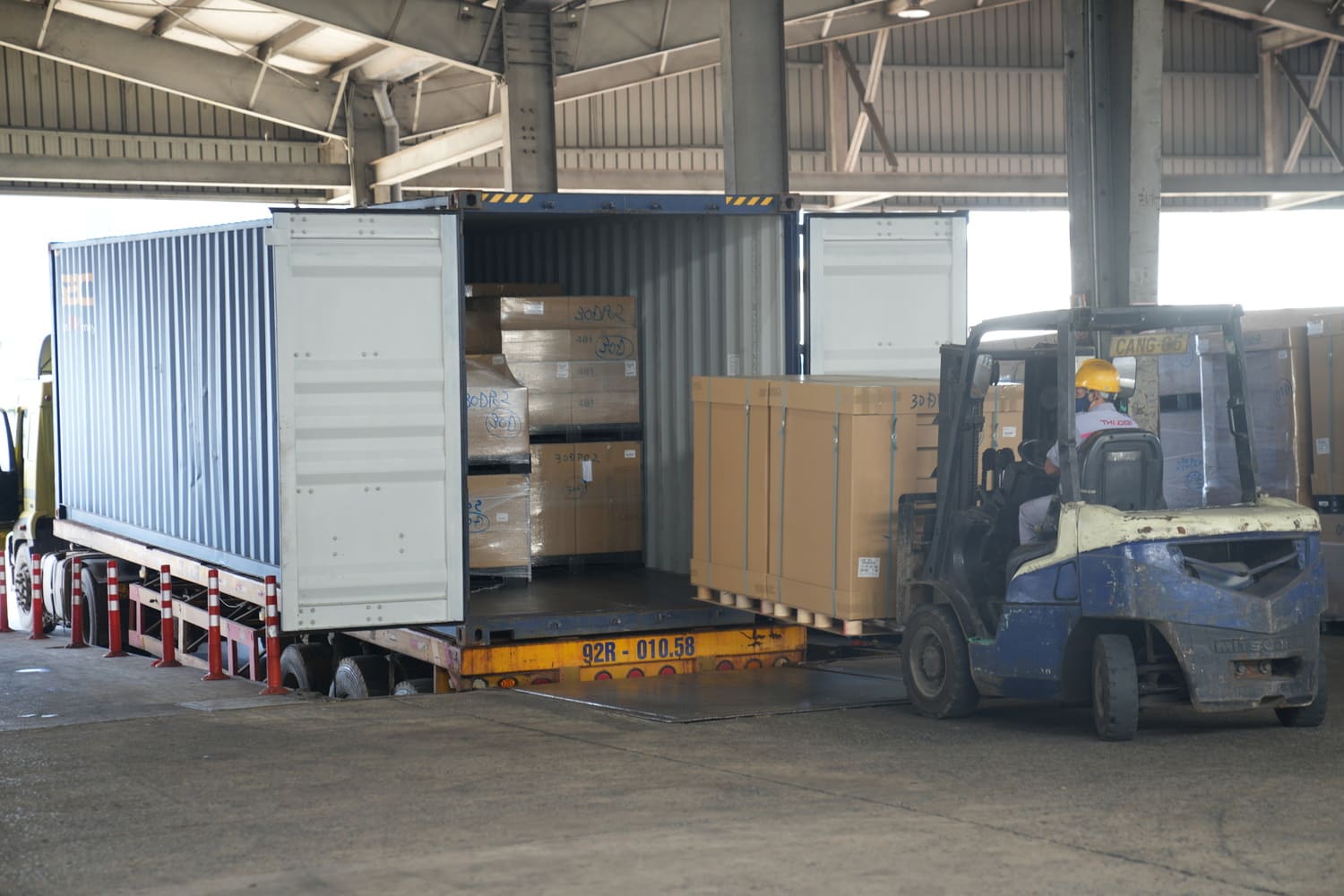 xe-dau-keo-container-den-tan-kho-bac-ninh-nhan-hang-thiet-bi-dong-kien