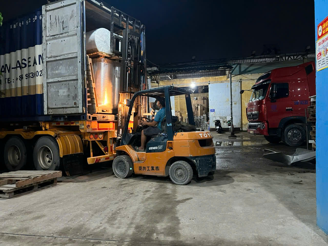 dong-hang-len-xe-container-dung-quy-cach-dam-bao-an-toan-hang-hoa