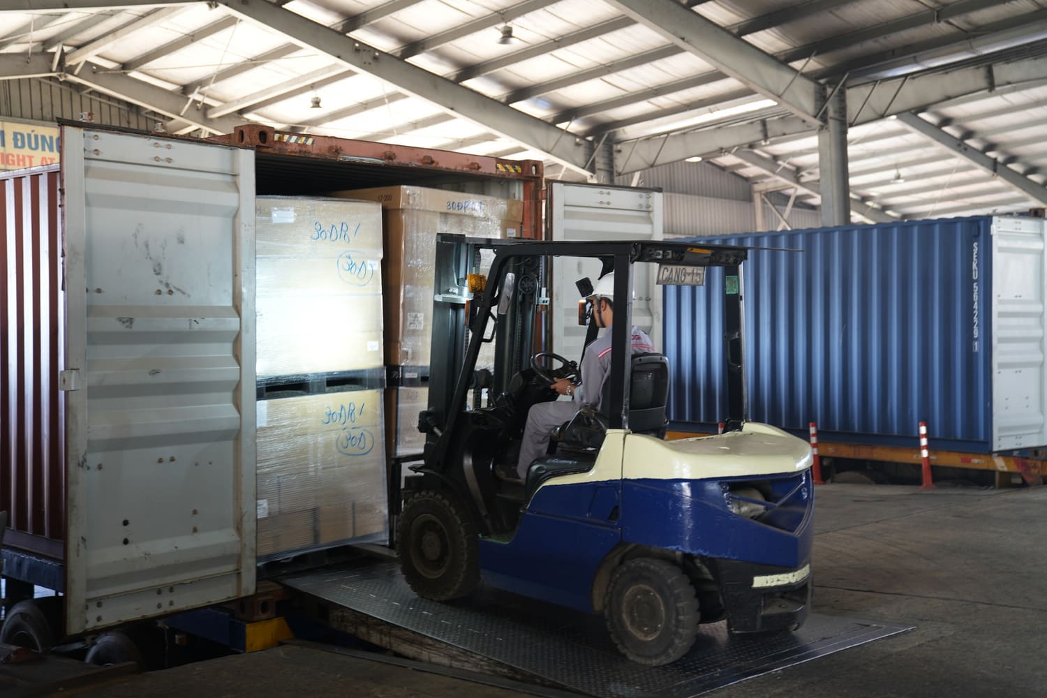 xe-nang-boc-hang-hoa-len-container-tai-kho-bac-ninh-di-phu-yen