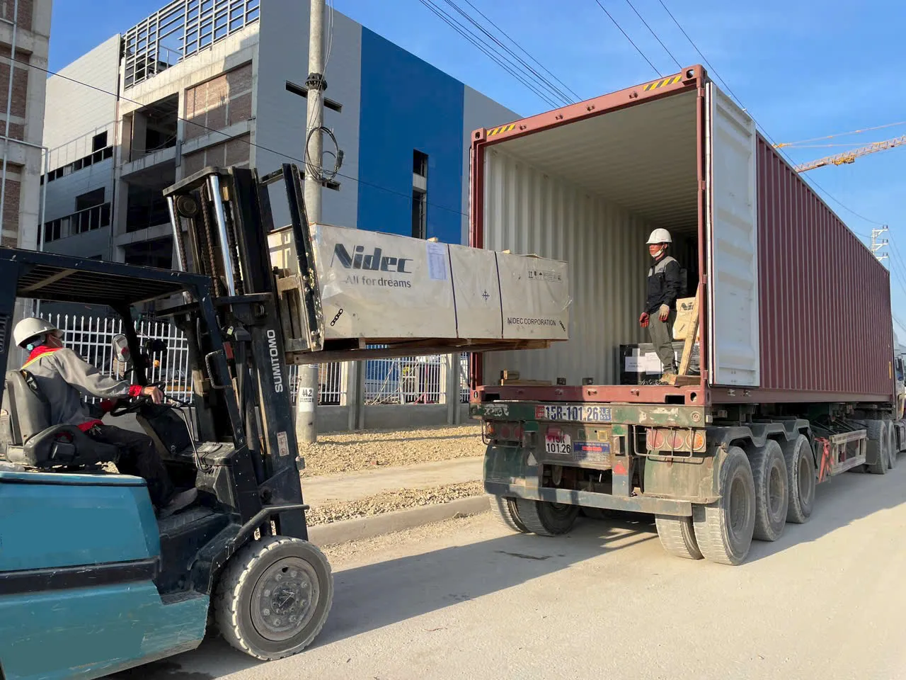xe-nang-boc-xep-may-moc-thiet-bi-len-container-tai-kho-bac-ninh